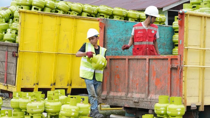 Petugas sedang mengecek gas.