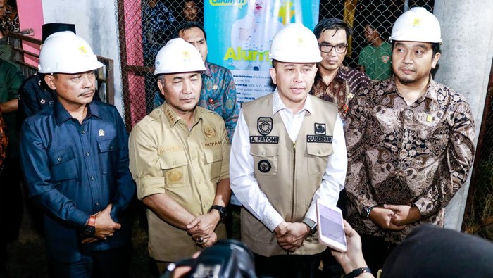 Pj Gubernur Sumsel Agus Fatoni dan Pj Bupati Muba saat ground breaking peralihan pengelolaan listrik dari MEP ke PLN.