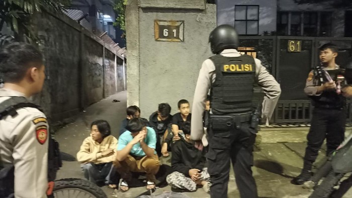 Polisi bubarkan pemuda yang SOTR nyalakan petasan