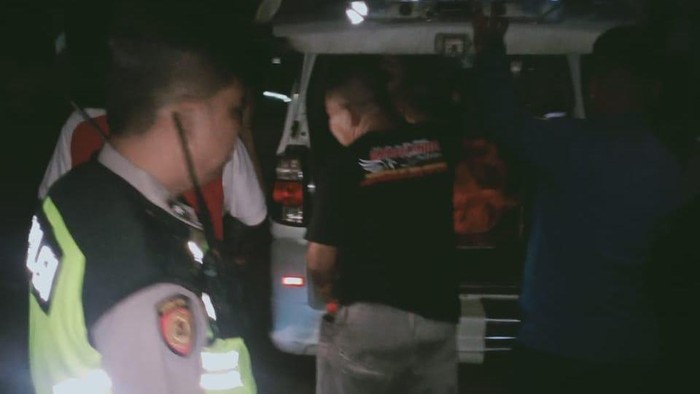 Polisi mengevakuasi jasad korban yang tewas usai terjadi kebakaran di Palembang.