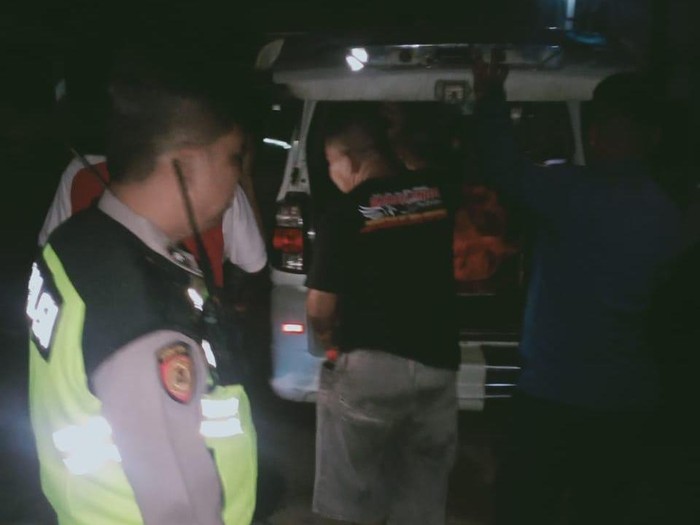 Polisi mengevakuasi jasad korban yang tewas usai terjadi kebakaran di Palembang.