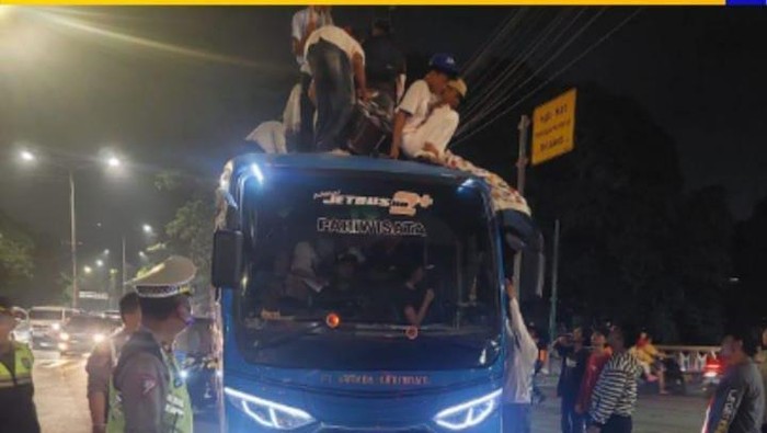 Polisi tertibkan peserta takbir keliling di Jakpus (dok.TMC Polda Metro Jaya)