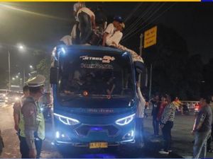 Polisi Tertibkan Warga yang Takbir Keliling Naik Atap Bus di Jakpus