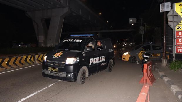 Polres Jakbar melakukan patroli ke rumah kosong yang ditinggal mudik