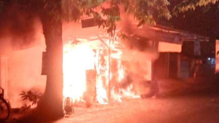 Pom mini terbakar di Bojonegoro.