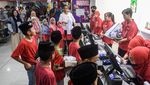 Potret Jokowi Traktir Anak Yatim Baju Lebaran di Plaza Atrium Senen