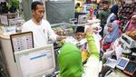Potret Jokowi Traktir Anak Yatim Baju Lebaran di Plaza Atrium Senen