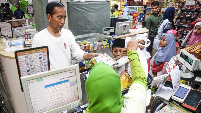 Potret Jokowi Traktir Anak Yatim Baju Lebaran di Plaza Atrium Senen Presiden Joko Widodo melakukan pembayaran hasil belanjaan sejumlah anak yatim piatu dari Panti Asuhan Muslimin dan Panti Asuhan Aisyiyah di pusat perbelanjaan Atrium Senen, Jakarta, Selasa (9/4/2024). Jokowi membelikan 40 anak yatim dari dua panti asuhan tersebut sejumlah pakaian dan makanan untuk lebaran Idul Fitri 1445 H. ANTARA FOTO/Muhammad Adimaja/nz