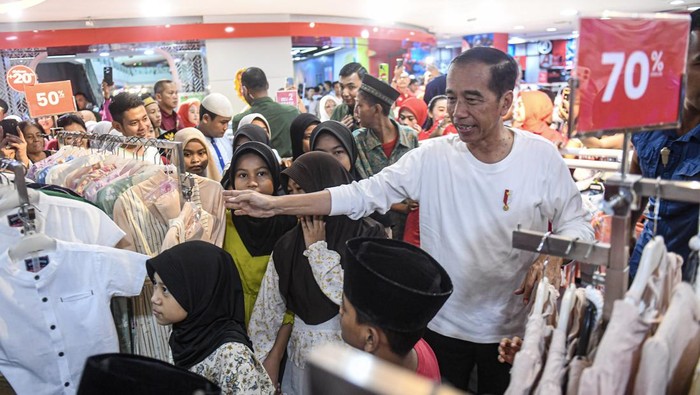 Potret Jokowi Traktir Anak Yatim Baju Lebaran di Plaza Atrium Senen Presiden Joko Widodo melakukan pembayaran hasil belanjaan sejumlah anak yatim piatu dari Panti Asuhan Muslimin dan Panti Asuhan Aisyiyah di pusat perbelanjaan Atrium Senen, Jakarta, Selasa (9/4/2024). Jokowi membelikan 40 anak yatim dari dua panti asuhan tersebut sejumlah pakaian dan makanan untuk lebaran Idul Fitri 1445 H. ANTARA FOTO/Muhammad Adimaja/nz