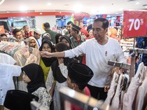 Potret Jokowi Traktir Anak Yatim Baju Lebaran di Plaza Atrium Senen