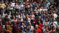Kampus Southern Illinois University, Carbondale, Illinois AS menggelar nonton bareng (nobar) di stadion terbuka kampus yang dihadiri mahasiswa sampai masyarakat umum. (Getty Images/Scott Olson)