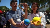 Mahasiswa klub Astrobiologi Universitas Sonora Meksiko menjelaskan fenomena gerhana matahari total dalam sistem Tata Surya. (Getty Images/Norte Photo)