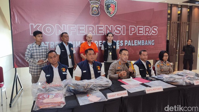 Pria asal Rusia ditangkap polisi setelah membobol mesin ATM di Palembang.