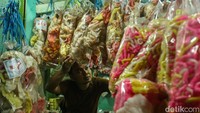 Beragam makanan hingga barang kerap menjadi pilihan oleh-oleh bagi para pemudik.