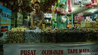 Keduanya merupakan pelanggan tetap tape Maya, keduanya kompak membawa tape 2 kilogram untuk buah tangan keluarganya.