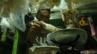 Pembeli memilih tape di Pusat Oleh-oleh Tape Maya, Cikampek, Senin (8/4/2024).