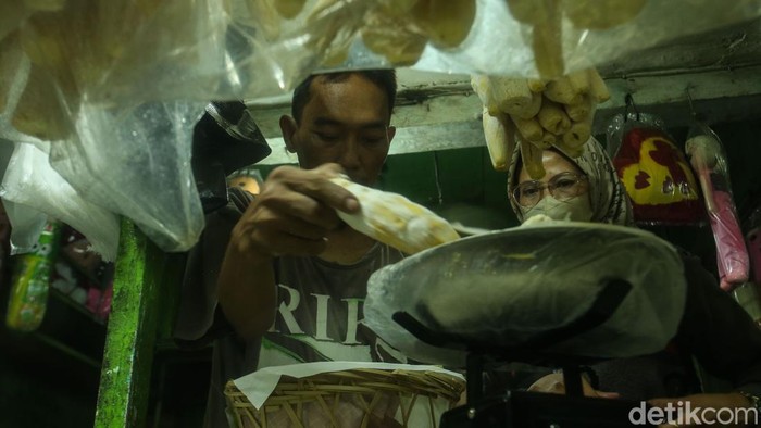 Pusat Oleh-oleh Khas Cikampek Raup Cuan di Musim Mudik Pembeli memilih tape di Pusat Oleh-oleh Tape Maya, Cikampek, Senin (8/4/2024).