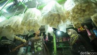 Usai melewati Simpang Jomin, Cikampek, pemudik dapat menemukan kios oleh-oleh.