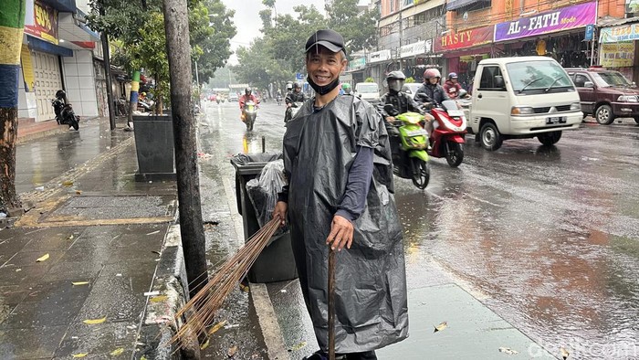 Ratmin, penyapu jalan di Bandung.