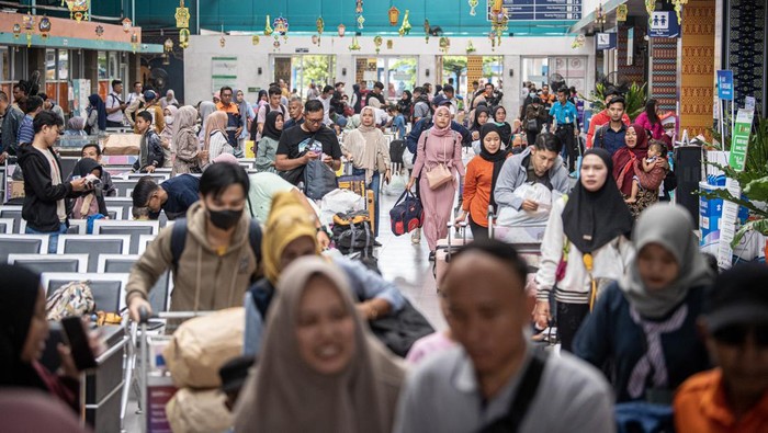 Ratusan Warga Ikut Mudik Gratis dengan Kereta Api di Palembang Sejumlah pemudik berjalan menuju Kereta Api Serello relasi Palembang-Lubuklinggau di Stasiun Kertapati Palembang, Sumatera Selatan, Selasa (9/4/2024). PT KAI Divre III Palembang bekerjasama dengan Pemerintah Provinsi Sumatera Selatan dan Bank SumselBabel memberangkatkan 530 pemudik dengan menggunakan Kereta Api Bukit Serello relasi Palembang-Lubuklinggau dan 530 orang dengan menggunakan Kereta Api Rajabasa relasi Palembang-Lampung. ANTARA FOTO/Nova Wahyudi/pras.
