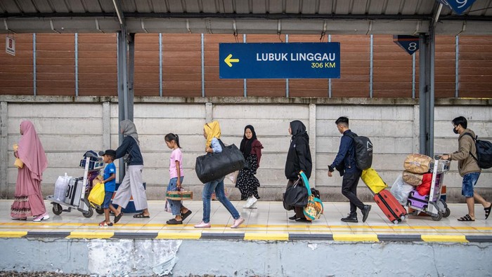 Sejumlah pemudik berjalan menuju Kereta Api Serello relasi Palembang-Lubuklinggau di Stasiun Kertapati Palembang, Sumatera Selatan, Selasa (9/4/2024). PT KAI Divre III Palembang bekerjasama dengan Pemerintah Provinsi Sumatera Selatan dan Bank SumselBabel memberangkatkan 530 pemudik dengan menggunakan Kereta Api Bukit Serello relasi Palembang-Lubuklinggau dan 530 orang dengan menggunakan Kereta Api Rajabasa relasi Palembang-Lampung.  ANTARA FOTO/Nova Wahyudi/pras.