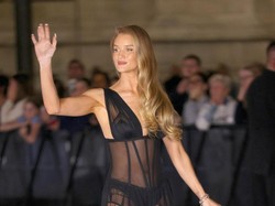 7 Potret Rosie Huntington-Whiteley Pakai Gaun Lingerie, Seksi Berisiko