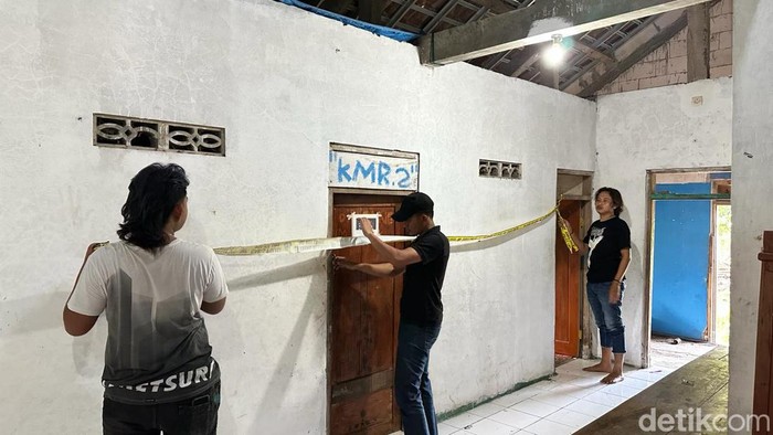 Ruangan di masjid bekas ponpes di Ngawi tempat menyimpan puluhan mercon.