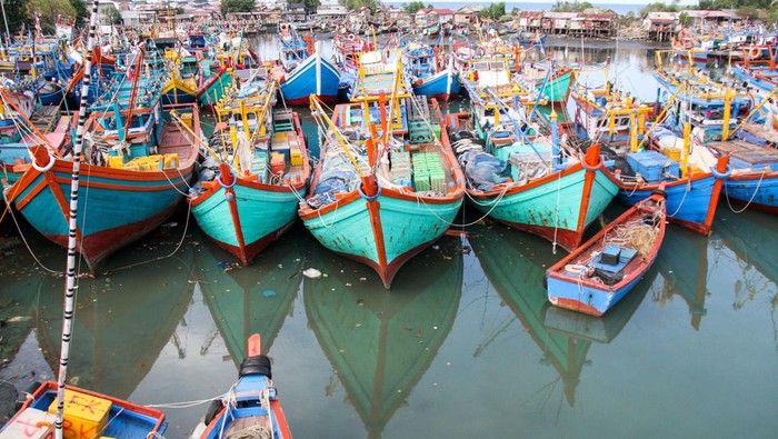 Kapal nelayan bersandar di Tempat Pelelangan Ikan (TPI) Pusong, Lhokseumawe, Aceh, Selasa (9/4/2024). Para nelayan kapal 40 GT dan 70 GT mulai libur melaut dan sebagian nelayan ikut mudik untuk merayakan  Hari Raya Idul Fitri 1445 Hijriah dan akan kembali melaut pada H+5 lebaran. ANTARA FOTO/Rahmad/nz.