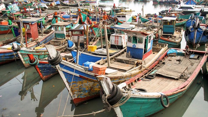 Kapal nelayan bersandar di Tempat Pelelangan Ikan (TPI) Pusong, Lhokseumawe, Aceh, Selasa (9/4/2024). Para nelayan kapal 40 GT dan 70 GT mulai libur melaut dan sebagian nelayan ikut mudik untuk merayakan  Hari Raya Idul Fitri 1445 Hijriah dan akan kembali melaut pada H+5 lebaran. ANTARA FOTO/Rahmad/nz.