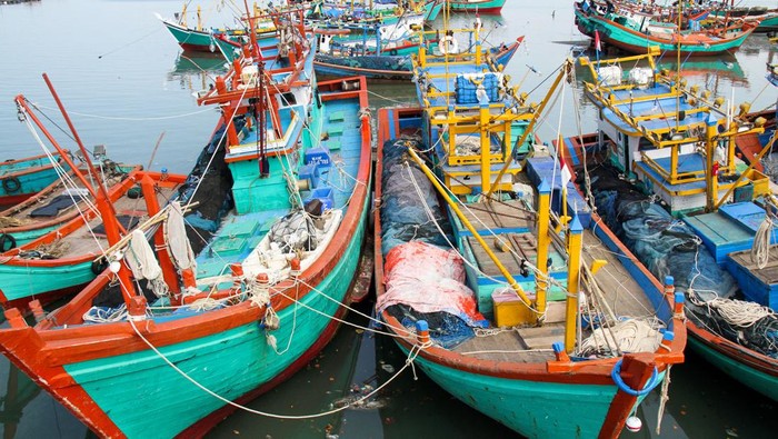 Kapal nelayan bersandar di Tempat Pelelangan Ikan (TPI) Pusong, Lhokseumawe, Aceh, Selasa (9/4/2024). Para nelayan kapal 40 GT dan 70 GT mulai libur melaut dan sebagian nelayan ikut mudik untuk merayakan  Hari Raya Idul Fitri 1445 Hijriah dan akan kembali melaut pada H+5 lebaran. ANTARA FOTO/Rahmad/nz.