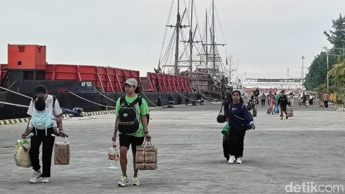 Sejumlah pemudik menuju KM Tilongkabila di Pelabuhan Benoa, Bali, Selasa (9/4/2024). (Ni Made Lastri Karsiani Putri/detikBali)