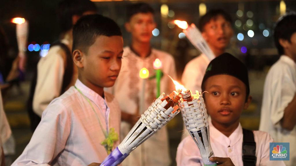 Sekelompok warga melakukak pawai obor malam takbiran untuk menyambut Hari Raya Idul Fitri 1445 Hijriah di kawasan Masjid Istiqlal, Jakarta, Selasa, (9/4/2024). (CNBC Idonesia/Muhammad Sabki)