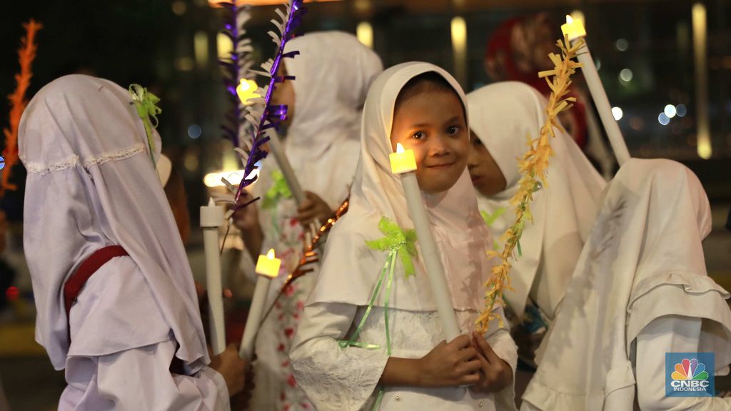 Sekelompok warga melakukak pawai obor malam takbiran untuk menyambut Hari Raya Idul Fitri 1445 Hijriah di kawasan Masjid Istiqlal, Jakarta, Selasa, (9/4/2024). (CNBC Idonesia/Muhammad Sabki)