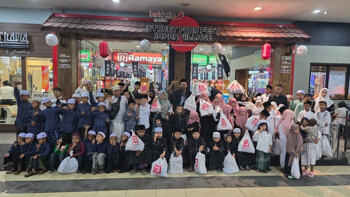 Sekjen PKB Traktir Anak Yatim