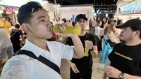 Fadli dan Salim juga mencicipi minuman tebu. Ini mah gula semua, kata pria dengan sapaan akrab Ai itu. Menurutnya minuman itu terlalu manis. Foto: YouTube Fadli Faisal