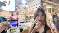 Ini momen Fadli merekam adiknya, Fuji saat mencicipi shrimp salad yang terkenal di Thailand. Makanan ini cukup ekstrem karena menggunakan udang hidup yang masih loncat-loncat! Foto: YouTube Fadli Faisal