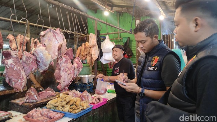 Sidak pasar dilakukan oleh Tim Satgas Pangan Polresta Sidoarjo.