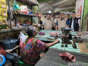 Cek Stok dan Harga Sembako, Satgas Pangan Polda Jatim Sidak Pasar di Gresik