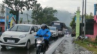 Ada beberapa titik kemacetan yang ada di Limbangan. Yakni di empat titik pasar tradisional, dan beberapa perlintasan. Kemacetan terjadi karena aktivitas masyarakat hingga ke badan jalan sehingga terjadi penyempitan. Namun, kemacetan masih bisa diurai.
