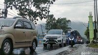 Terjadi hujan deras di Limbangan, sejak Selasa dini hari tadi hingga saat ini. Hujan berimbas terhadap medan jalan yang menjadi basah. 