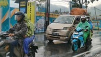 Hujan berimbas terhadap medan jalan yang menjadi basah. Akibatnya, kendaraan terpantau banyak yang melambatkan kecepatan.