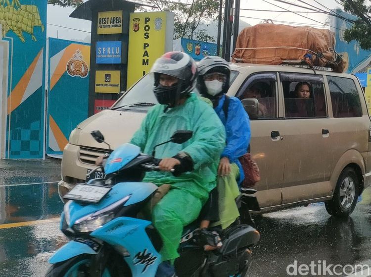 H-1 Lebaran, Limbangan Garut Diguyur Hujan