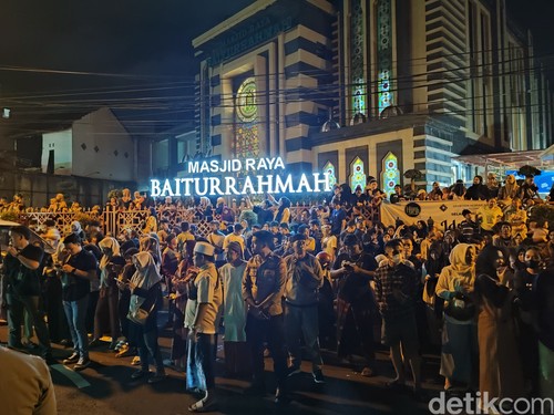 Situasi kemeriahan Pawai Obor Gema Takbir menyambut Idul Fitri 1445 H di Dusun Wanasari, Desa Dauh Puri Kaja, Denpasar Utara, Kota Denpasar, Bali pada Selasa (9/4/2024). (Ahmad Firizqi Irwan)
