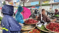 Cuan di musim lebaran juga dirasakan para pedagang Pasar Kosambi. Mereka tetap membuka gerainya dan memutuskan tak ikut mudik.