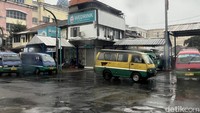 Di satu pekan sebelum Lebaran, beberapa titik keramaian terlihat jelas di sekitar Alun-alun Bandung, Simpang Lima, Dago, dan sekitarnya. Hari ini kendaraan bermotor tak lagi mendominasi jalanan.