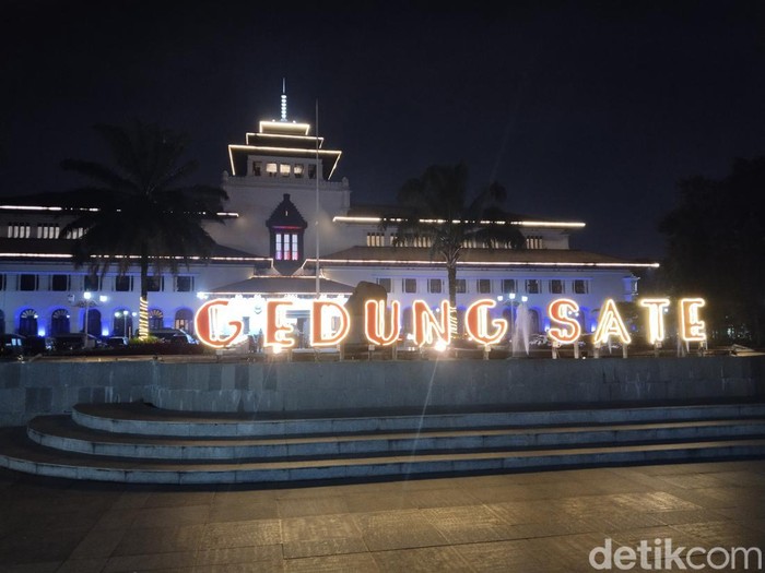 Suasana malam takbir di Gedung Sate.