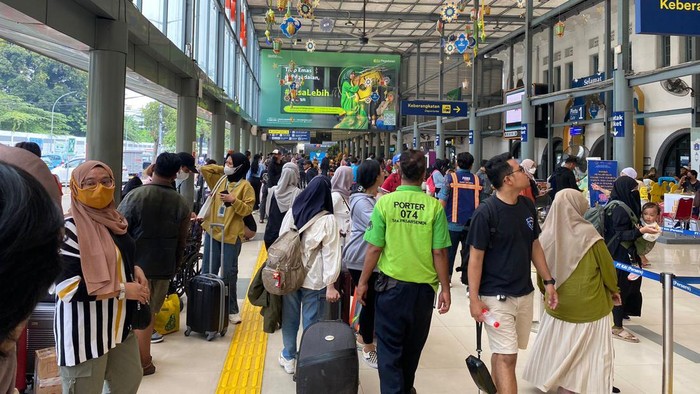 Suasana Stasiun Pasar Senen pada H-1 Lebaran.