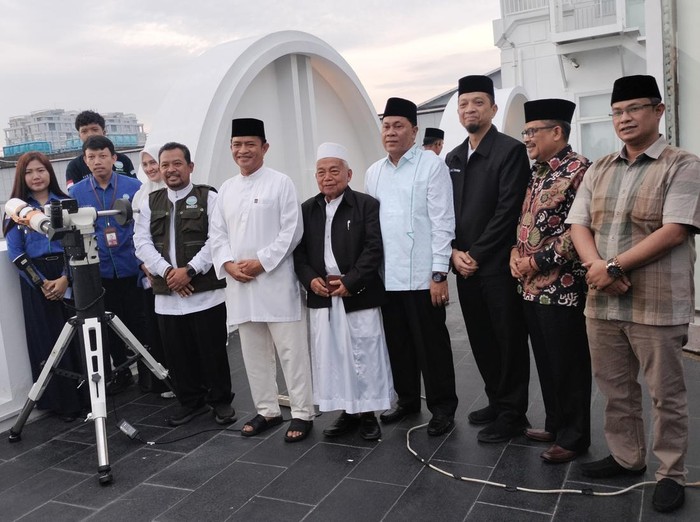 Pj Gubsu Hassanudin foto bersama sejumlah tokoh agama Sumut saat melakukan pemantauan hilal. Foto: Felicia Gisela Br Sihite/detikSumut