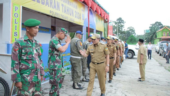 Pj Bupati Padang Lawas (Palas) Edy Junaedi Harahap meninjau lokasi pos pengamanan lebaran 2024. Dokumen Pemkab Palas
