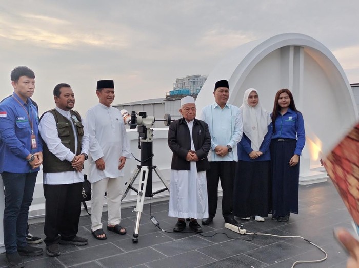 Pj Hassanudin foto dengan sejumlah tokoh agama Sumut saat melakukan pemantauan hilal. Foto: Felicia Gisela Br Sihite/detikSumut